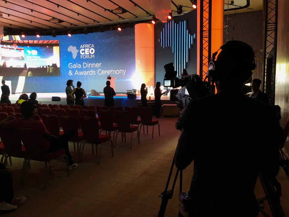 Équipe caméra en régie de captation de l’Africa CEO Forum.
