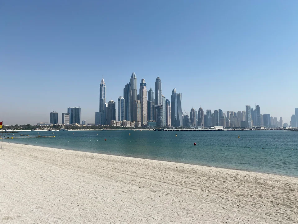 Vue de Dubaï depuis la côte.