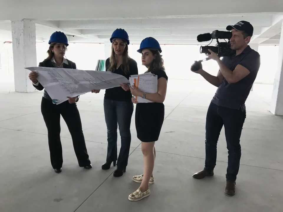 Préparation d’une séquence autour de plans de bâtiment.