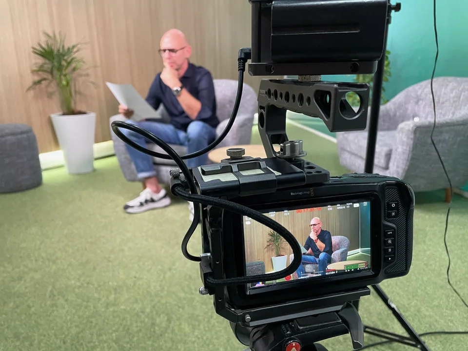 Contrôle du cadre sur un moniteur de tournage.