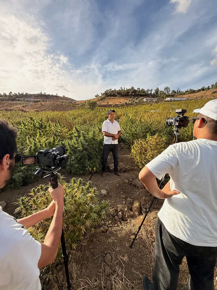 Équipe de tournage dans le paysage marocain.