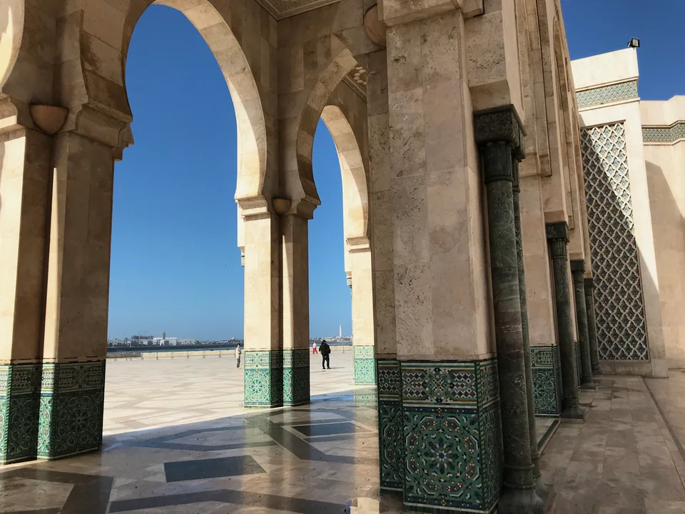 أقواس معمارية مطلّة على ساحة فالدار البيضاء.