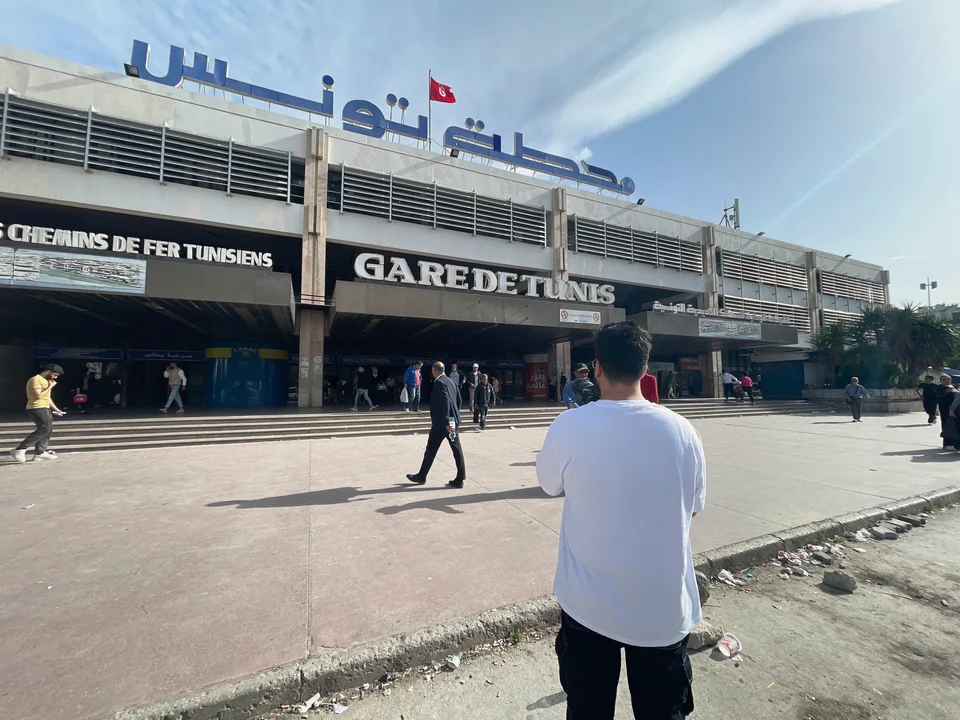 Tournage devant la gare de Tunis.