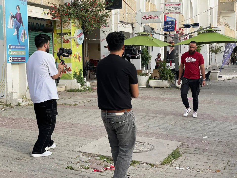 Préparation d’une prise de vues en Tunisie.